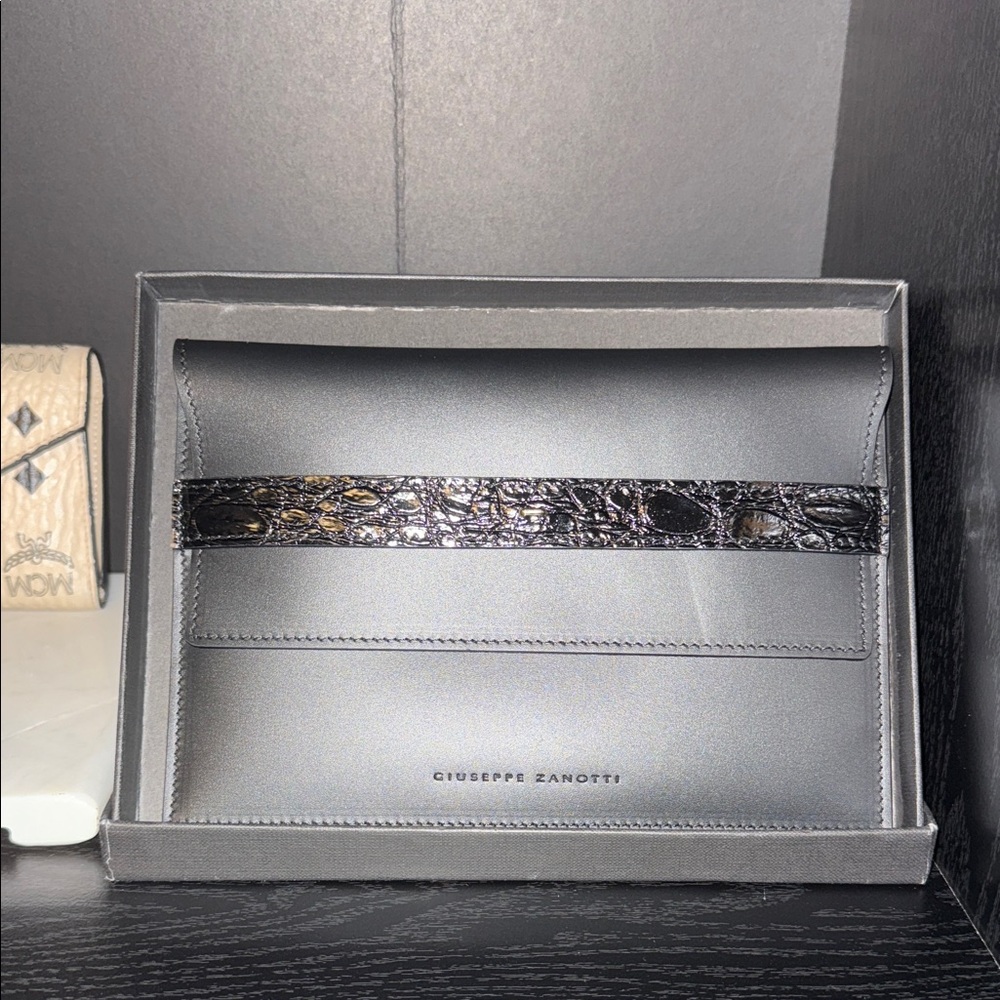 Giuseppe zanotti slim clutch